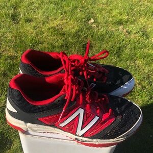 new balance trainers Men’s Red, black, and white..Baseball shoes Size 7.5D